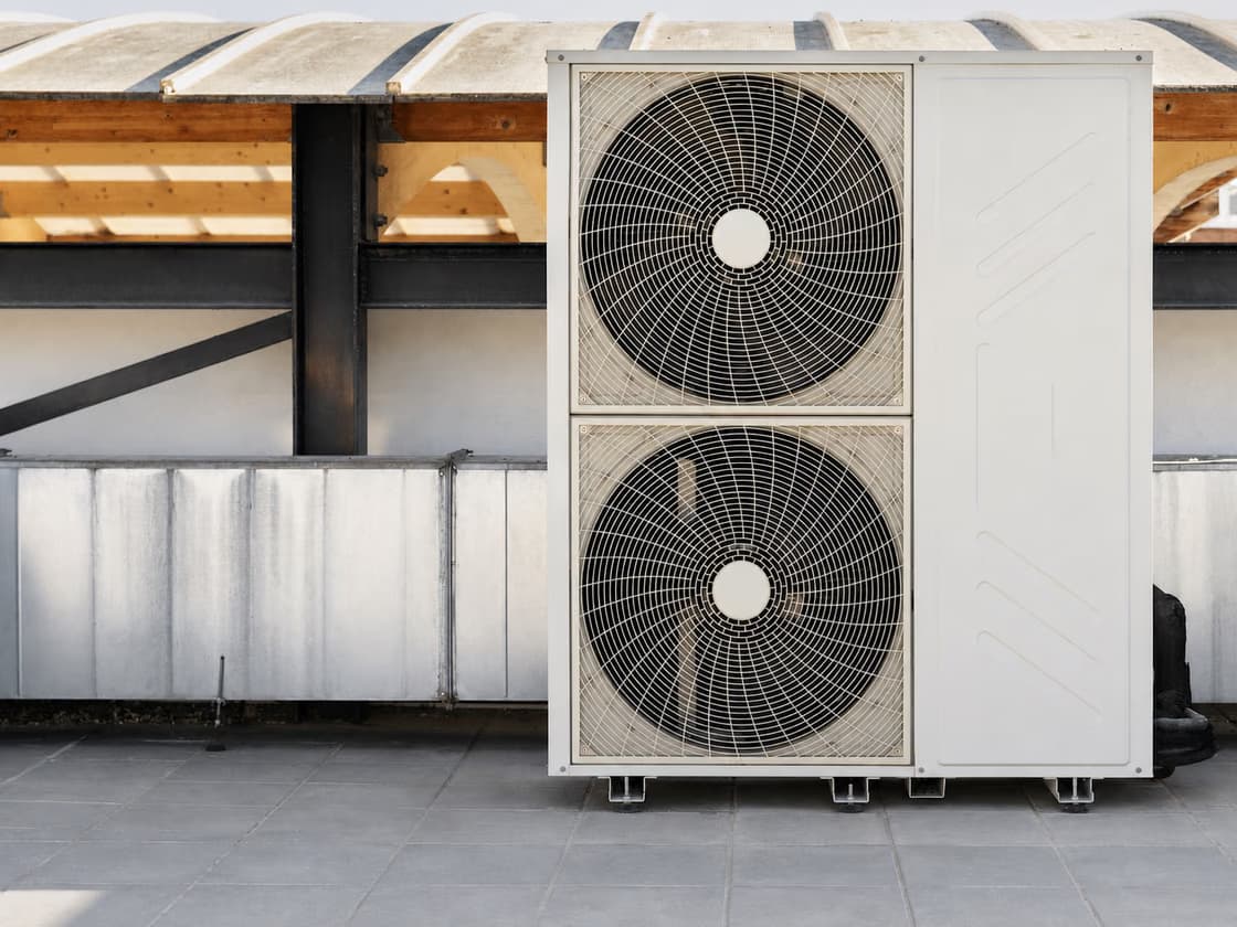 Unité extérieure de climatisation installée sur une façade d'immeuble parisien